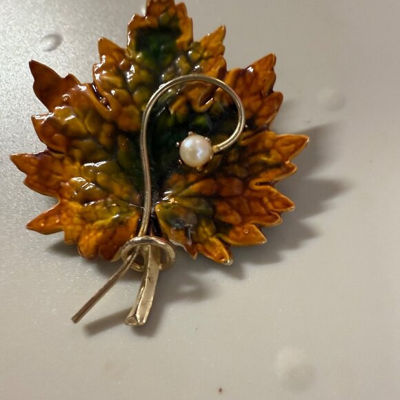 Vintage Maple Leaf Brooch With Gold-Tone Metal & Enamel Finish Pearl Accent - Picture 11 of 16